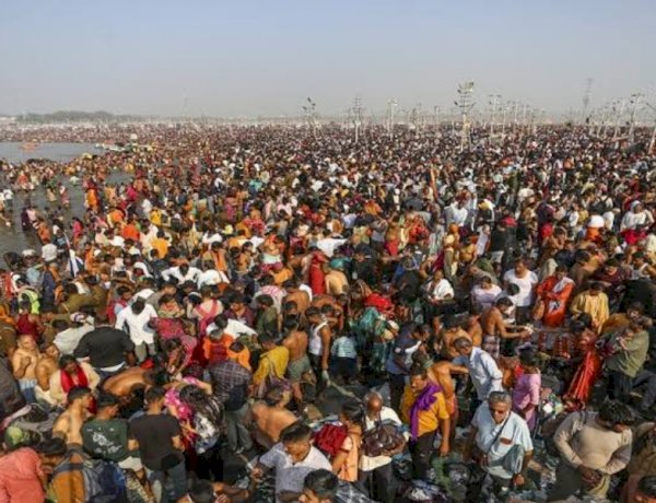 Mahakumbh Mela Mahila Bathing Video Viral INR-2000